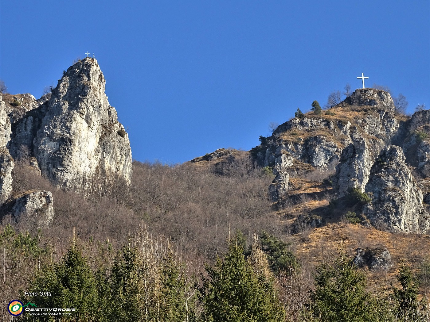 11 Zoom sulla croce del Monte Corno (1030 m) a dx...altra croce su bel pinnacolo a sx.JPG